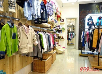 服装服饰批发 破解农村致富困局的新路径